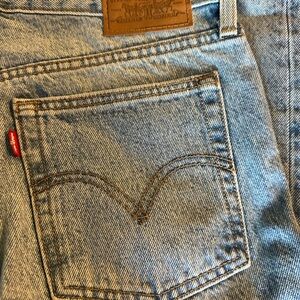 Levi’s Wedgie Fit Jeans – Size 28, Light Wash
